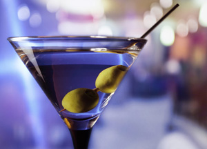 Ein volles Glas Martini mit zwei grünen Oliven