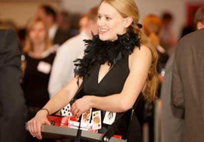 Ein Candygirl verteilt Spielchips