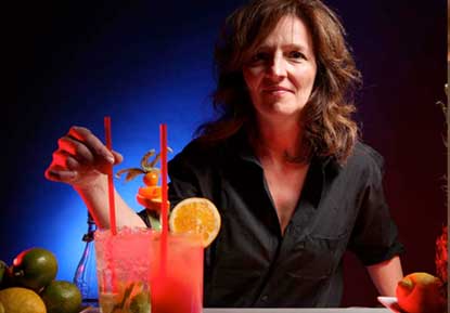 Eine Mitarbeiterin am Cocktail zubereiten