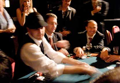 Eine Gruppe am Poker spielen
