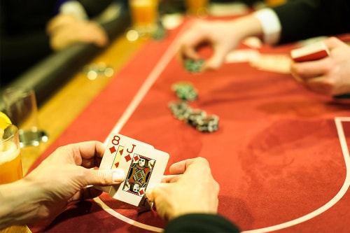 Hier zeigt ein Pokerspieler seine Karten