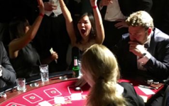Ein Gast freut sich über ihren Gewinn am Blackjack Tisch