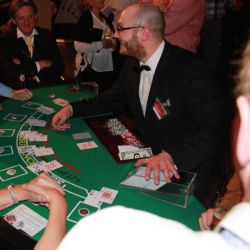 Ein Gast unterhält sich mit einem Croupier am Blackjack Tisch