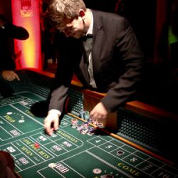 Beim Craps werden die Chips verteilt