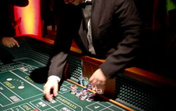 Der Croupier verteilt anschließend die Gewinne vom Crapstisch