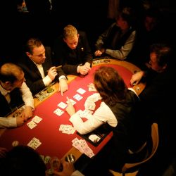 Am Poker Tisch werden die Spielregeln erklärt