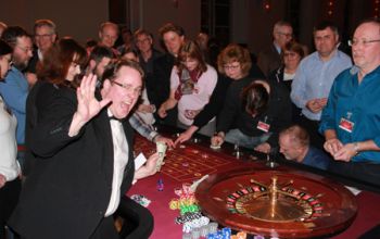 Der Roulette Tisch ist voll mit Gästen die am Spielen sind